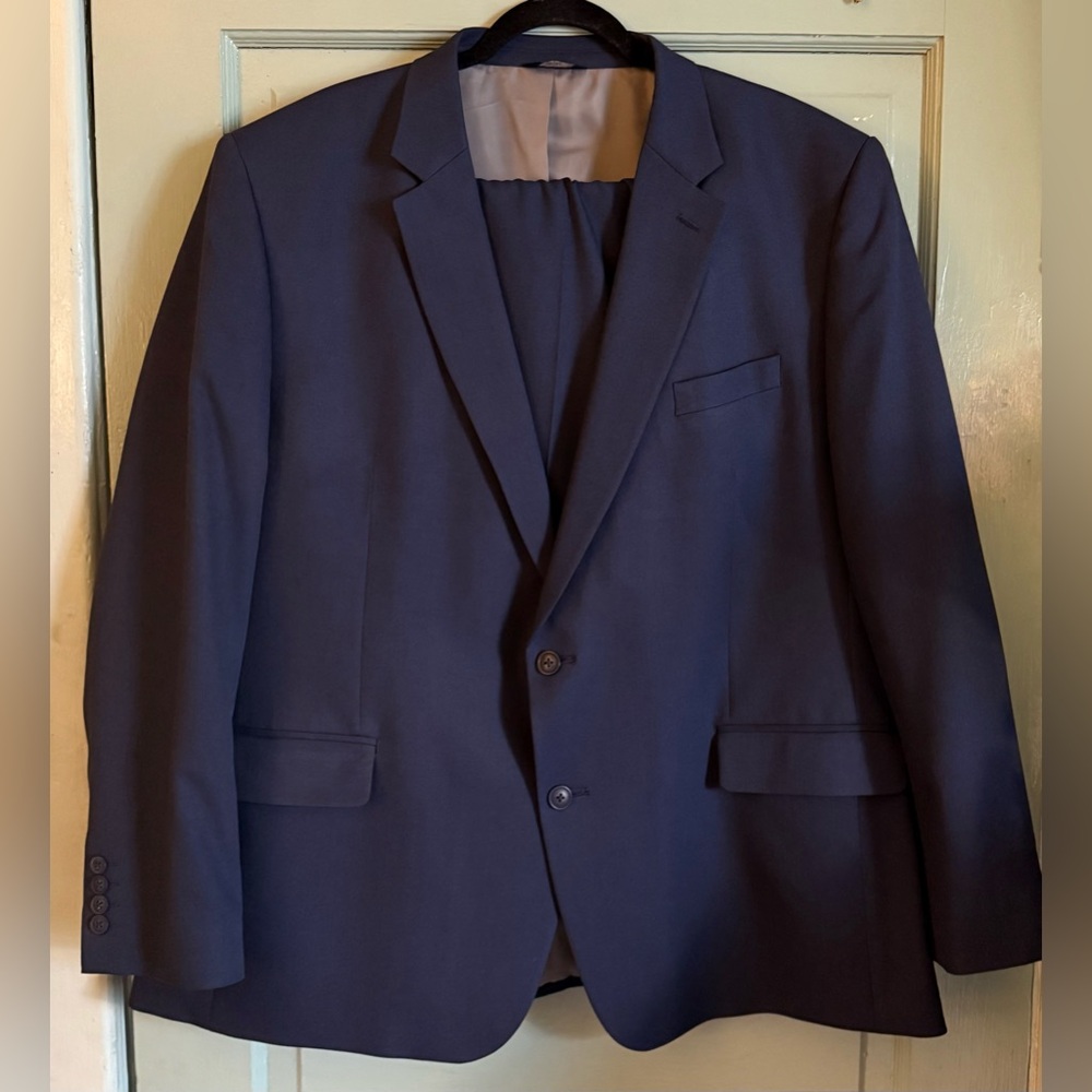 Worn twice. Men’s Haggard suit. Jacket is a 50R and the pants are 42x30.